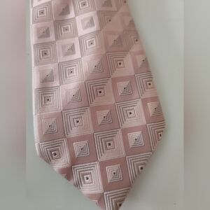 Elegant Pink Geometric Pattern Tie